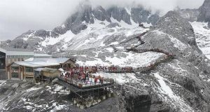 China’s melting glacier draws tourists amid climate worries